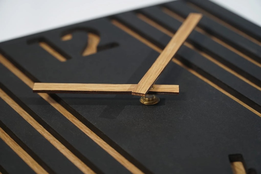 Nádherné nástenné hodiny s lamelovým dizajnom