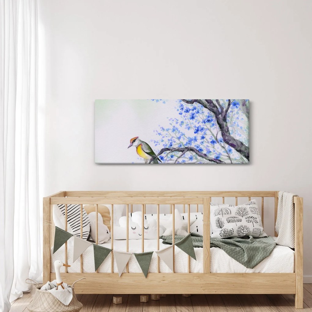 Obraz - Vtáčik na strome s modrými kvetmi (120x50 cm)