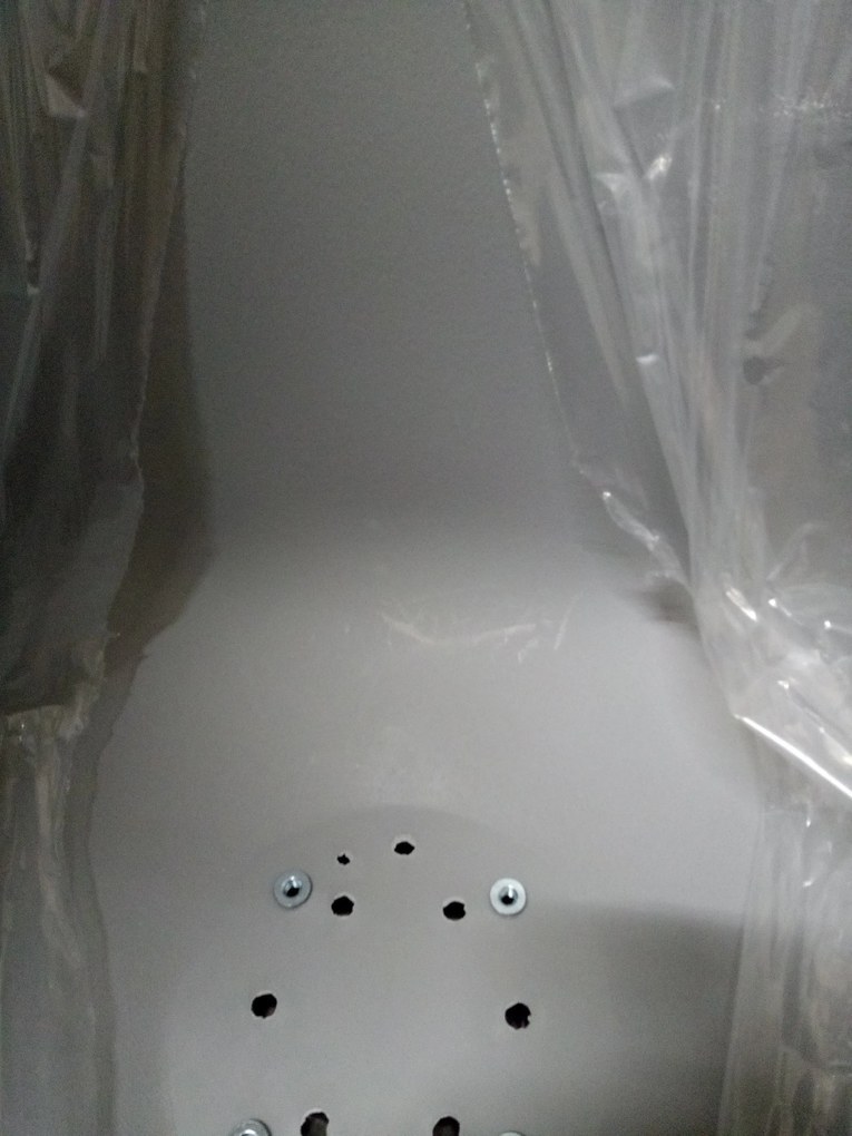 AKCIA Svetlosivá stolička BALI MARK s bukovými nohami II. akosť