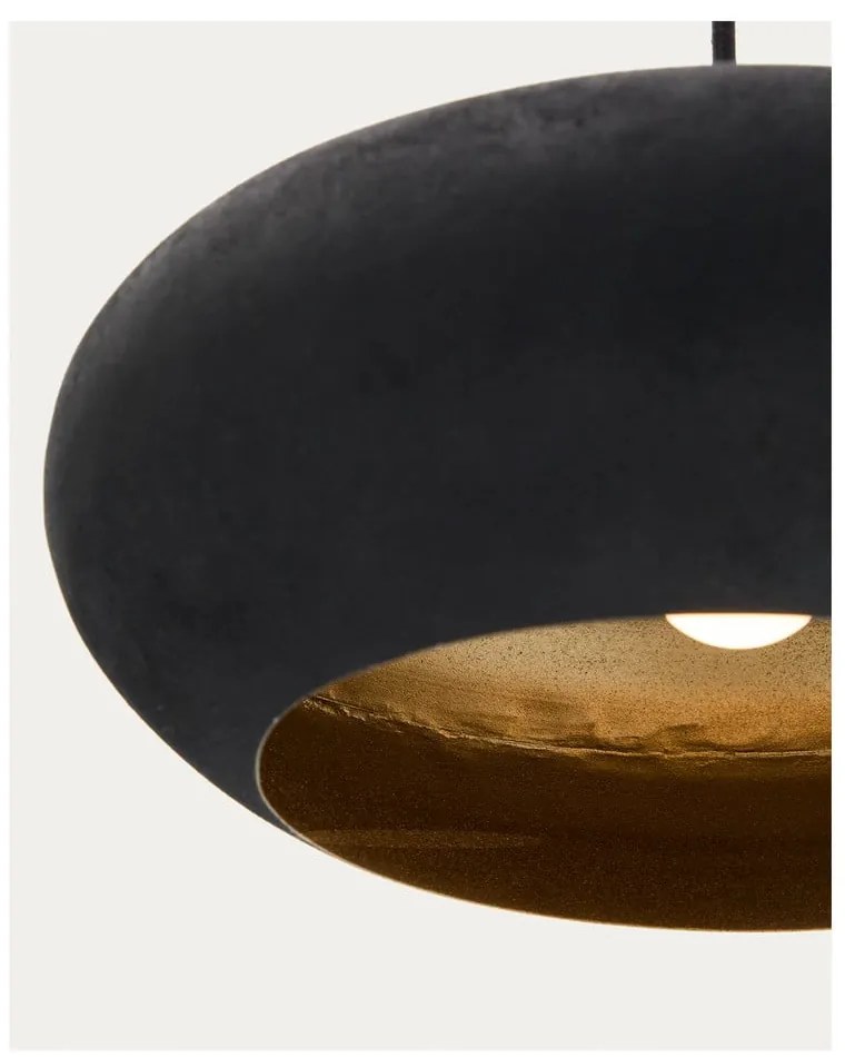 Čierne závesné svietidlo s kovovým tienidlom ø 30 cm Inda – Kave Home