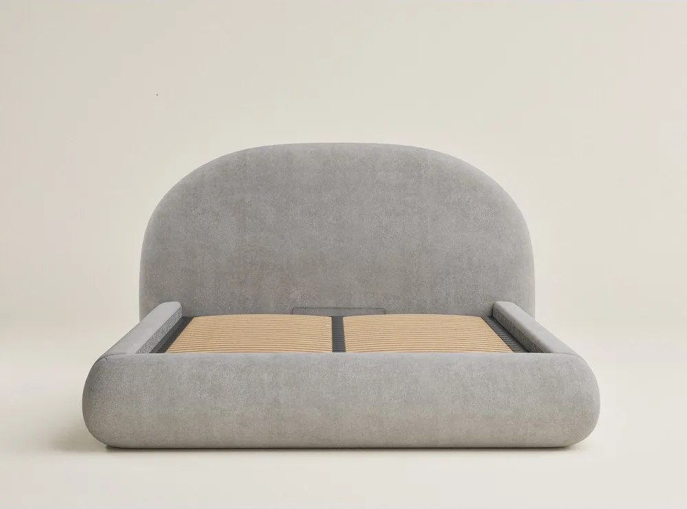 Sivobéžová čalúnená dvojlôžková posteľ s úložným priestorom s roštom 140x200 cm Maumere – Maison de Rêve