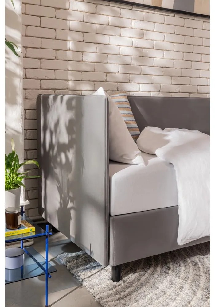 Sivá čalúnená jednolôžková posteľ s úložným priestorom s matracom 90x200 cm Avela – Bonami Selection