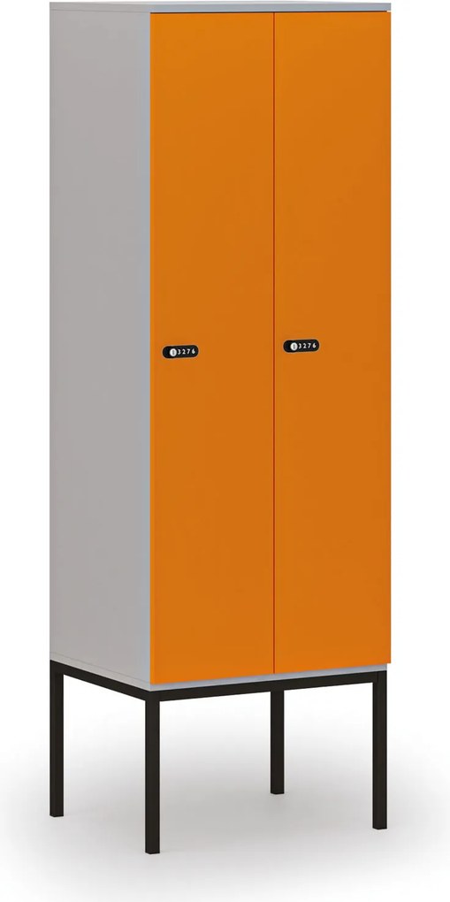 Drevená šatníková skrinka S4 s podnožou, 2 oddiely, 1871 x 600 x 500 mm, demont, mechanický kódový zámok, sivá/oranžová