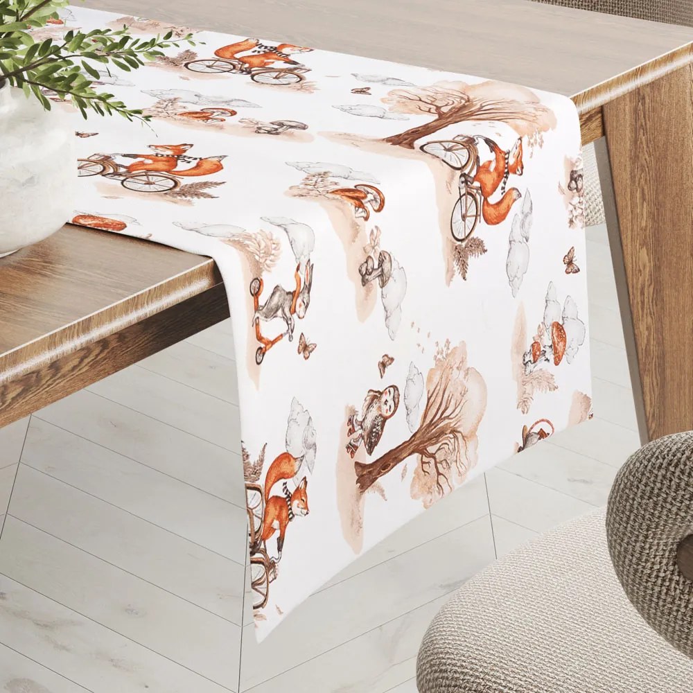Biante Detský bavlnený behúň na stôl Sandra SA-696 Líšky na bicykloch - hnedé na bielom 35x160 cm