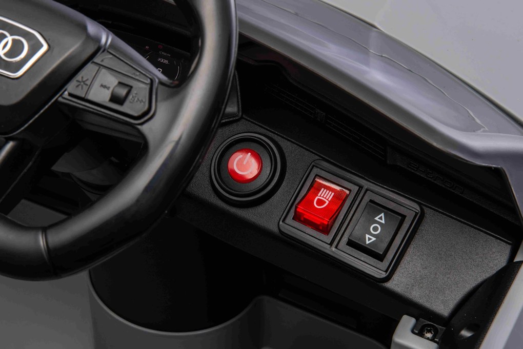 Ramiz Audi SQ8 vozidlo Sivá