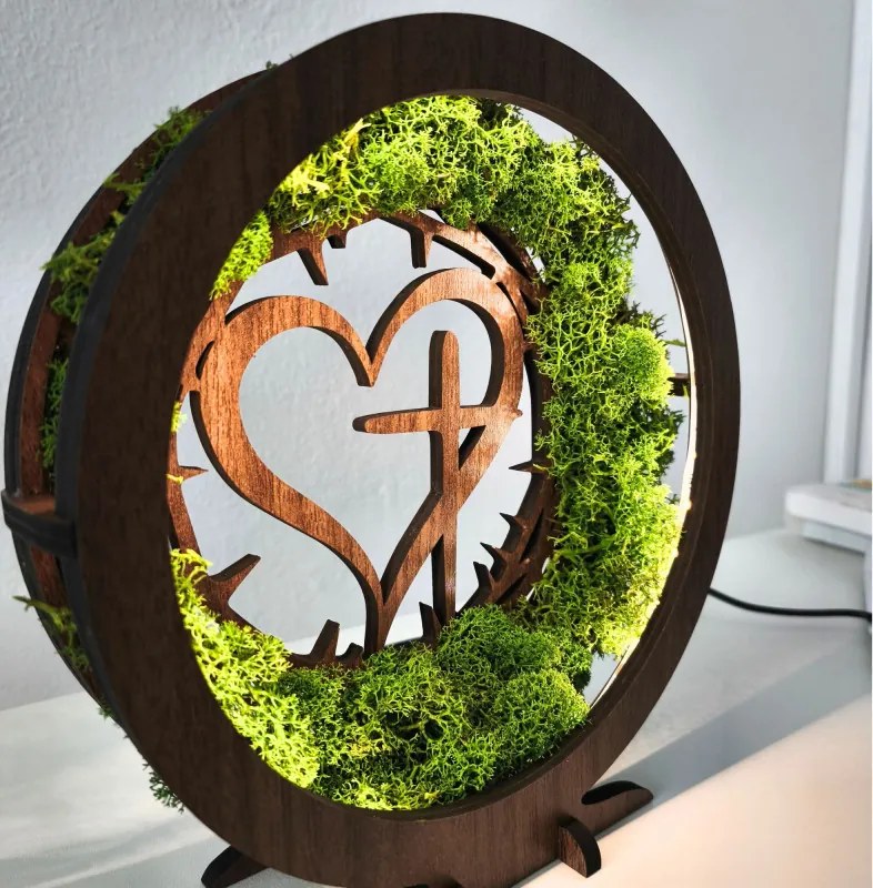 Drevená LED lampa s machom – Srdce a Kríž I SENTOP LED0582