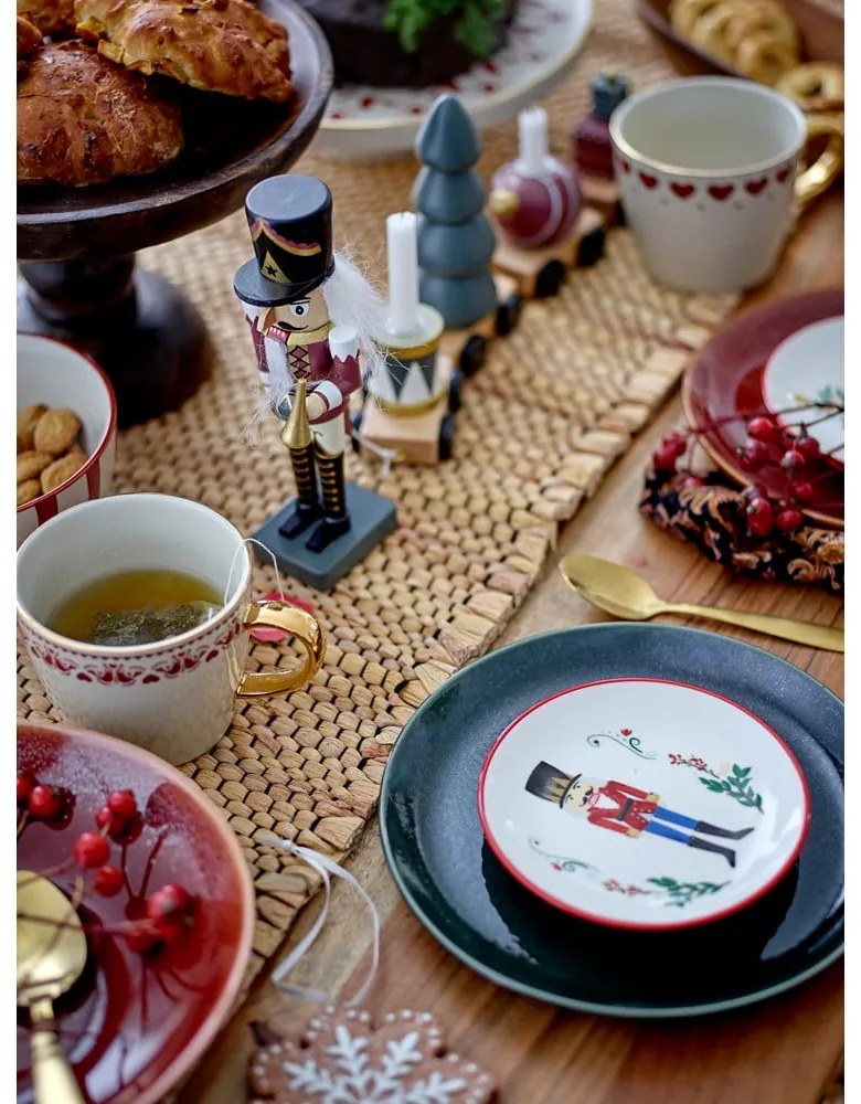 Drevený svietnik s vianočným motívom Vadim – Bloomingville