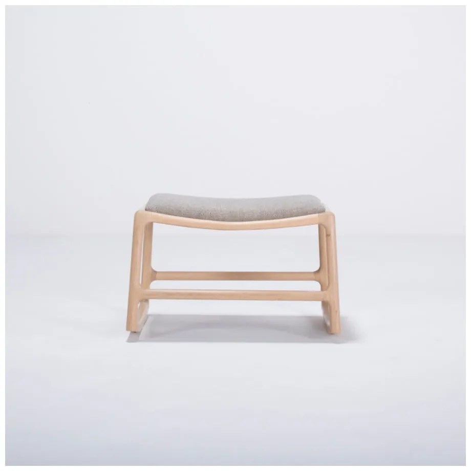 Podnožka s konštrukciou z dubového dreva so sivým textilným sedadlom Gazzda Dedo