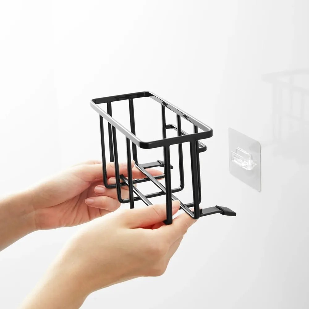 Čierny kovový stojan na umývacie prostriedky bez vŕtania Film Hook – YAMAZAKI