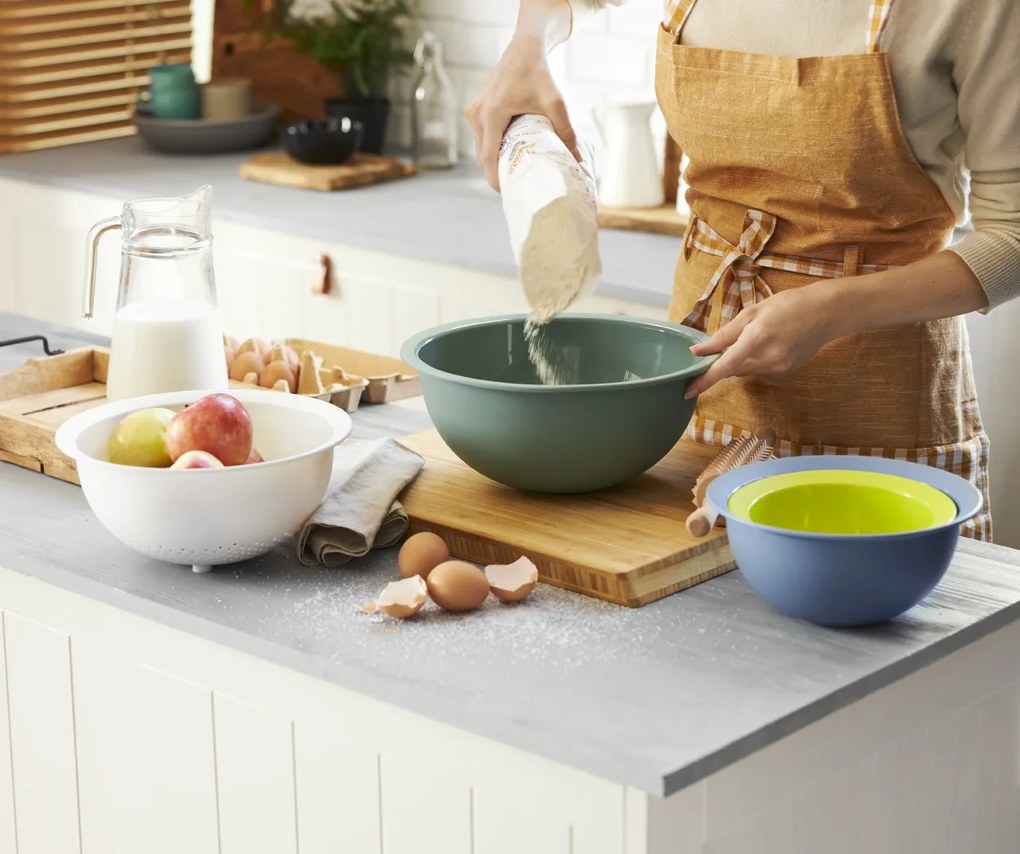 Rotho Plastové misky - súprava 3 kuchynských misiek a sitka CARUBA, mix farieb