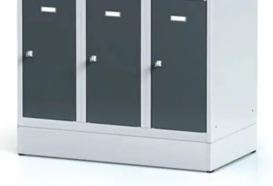 Šatníková skrinka S6 na sokli s úložnými boxami, 9 boxov, 1920 x 900 x 500 mm, otočný zámok, tmavosivé dvere