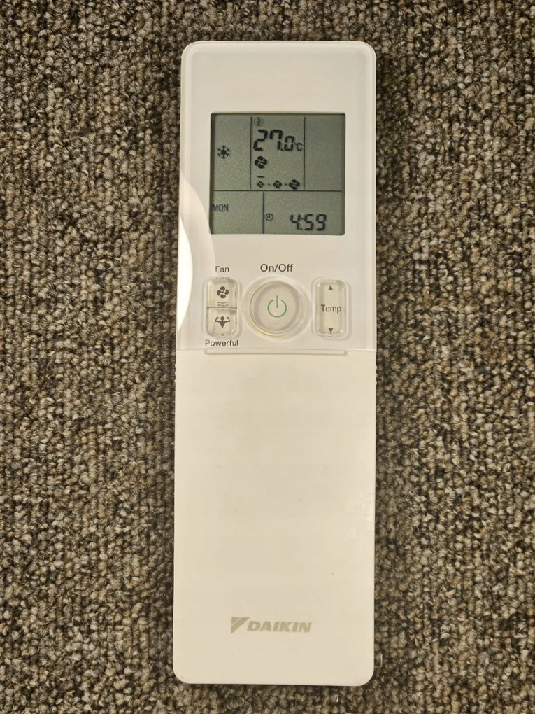 Pilot klimatizácie Daikin s držiakom na stenu