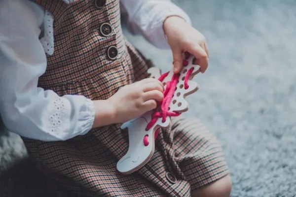 Montessori drevená prepletacia hračka - dino Alex