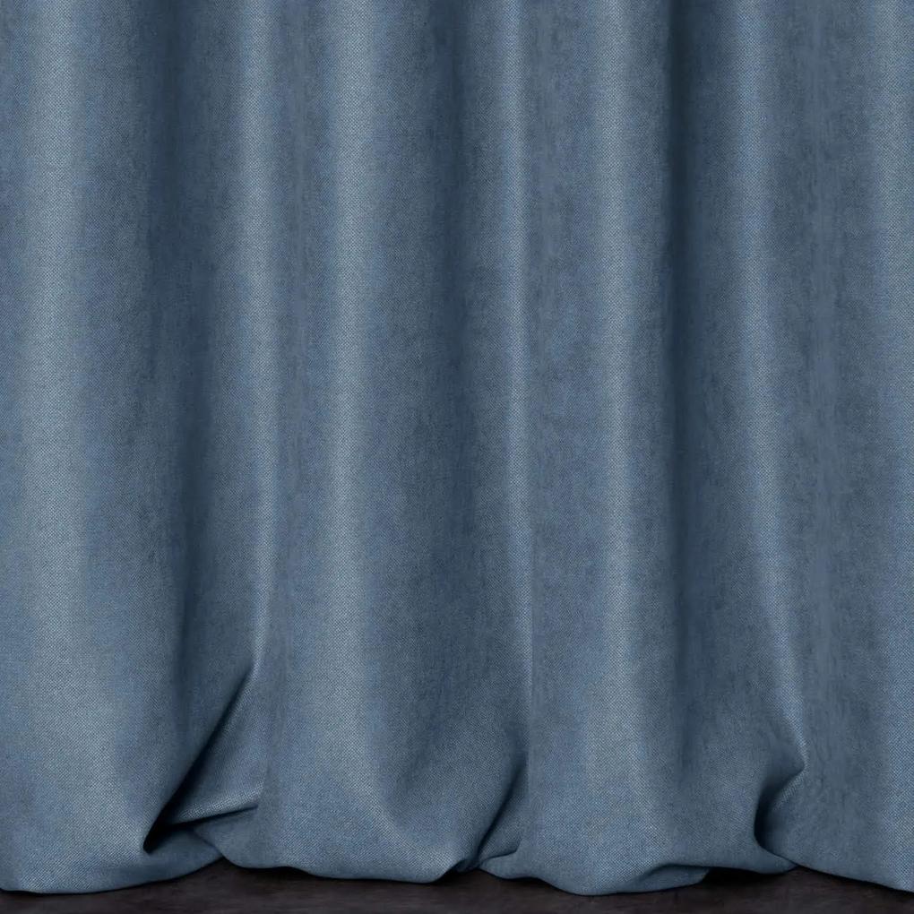 Rifľovo modrý záves ADORE z mäkkej látky s velúrovou štruktúrou
