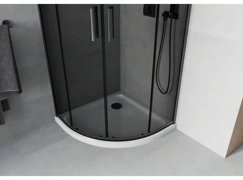 Mexen Rio, štvrťkruhový sprchovací kút s posuvnými dverami 90(dvere) x 90(dvere) x 190 cm, 6mm šedé sklo, čierny profil + biela sprchová vanička Slim, 863-090-090-70-40-4110B