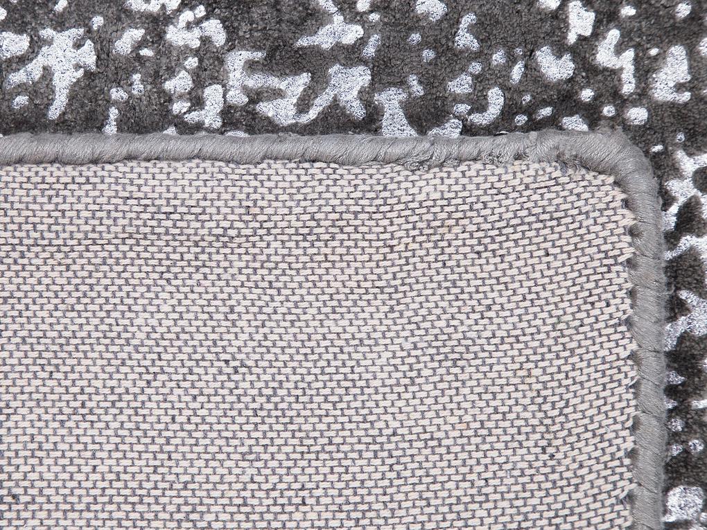 Viskózový koberec 140 x 200 cm sivá/strieborná ESEL Beliani