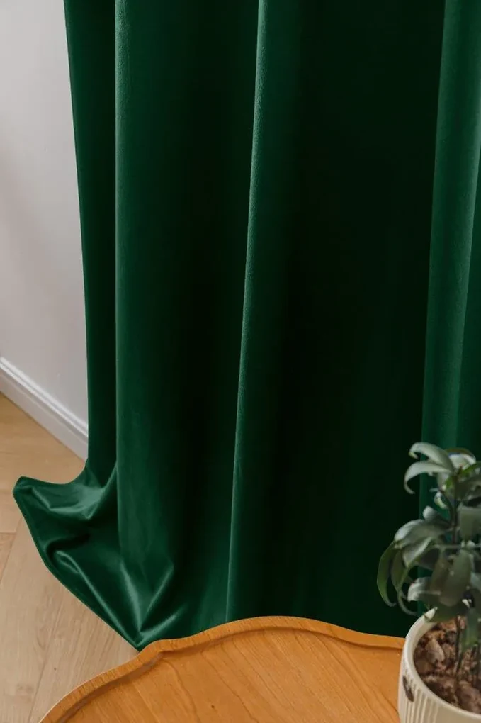 Tmavě zelený zatemňovací závěs VELVET 140x250 cm Zavesenie: Kovové krúžky