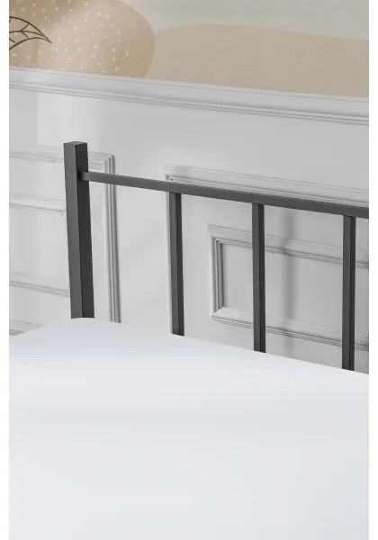 Kovová dvojlôžková posteľ ORMEL 160x200 cm čierna nosnosť 200 kg