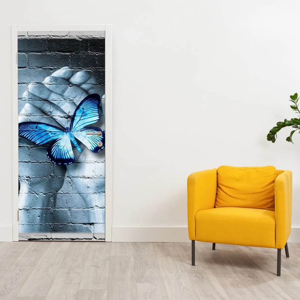 Fototapeta na dvere - Modrý motýľ na stene (95x205cm)