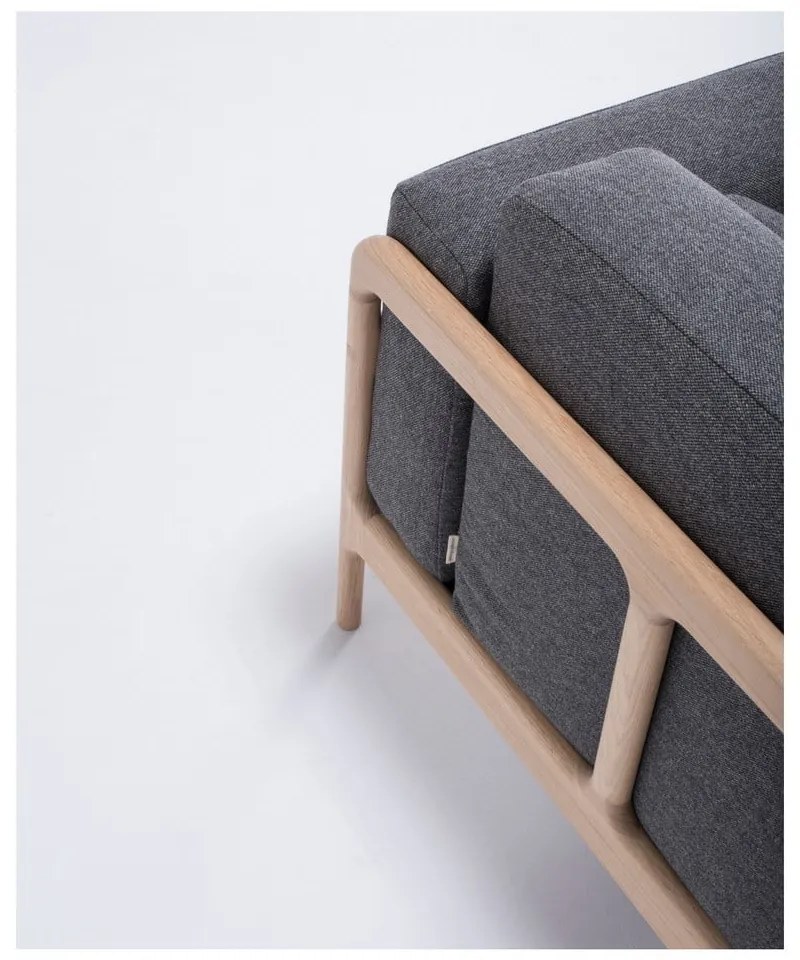 Kreslo s konštrukciou z dubového dreva s tmavosivým textilným sedadlom Gazzda Fawn