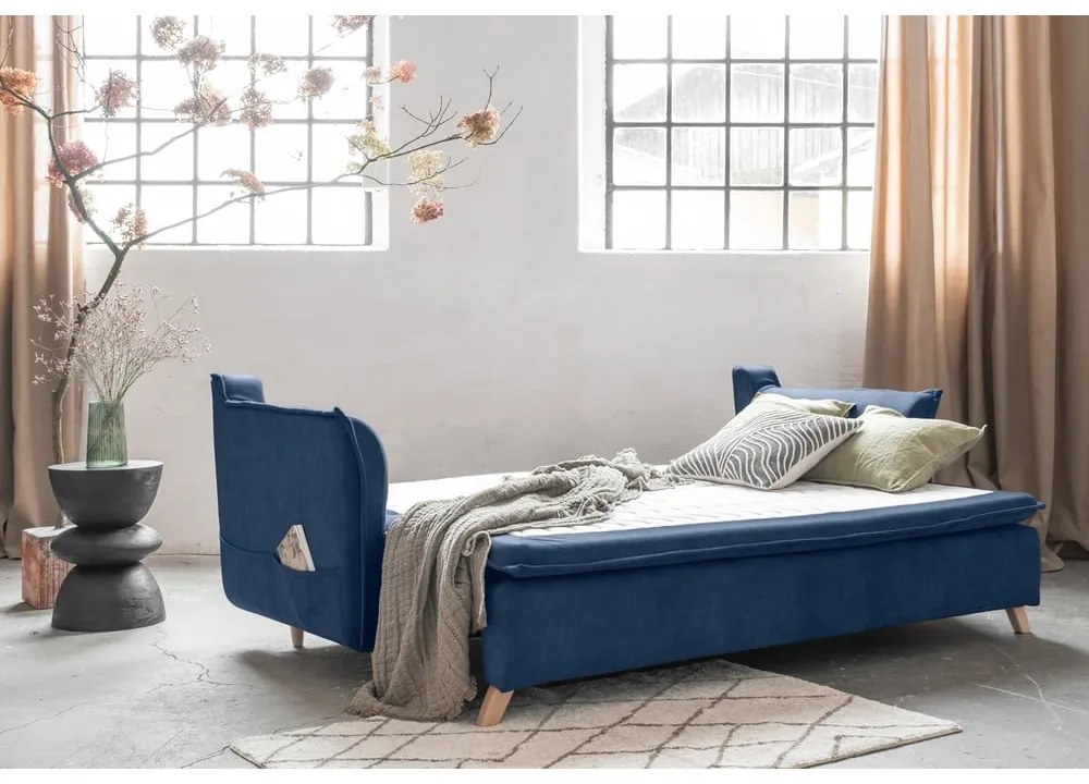 Tmavomodrá zamatová rozkladacia pohovka 225 cm Charming Charlie – Miuform