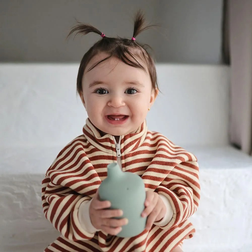 Mushie silikónový hrnček s náustkom - Tradewinds