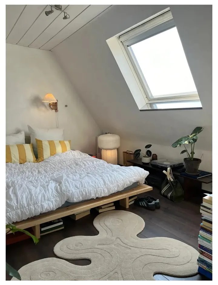 Dvojlôžková posteľ z borovicového dreva s roštom v prírodnej farbe 180x200 cm Japan – Karup Design