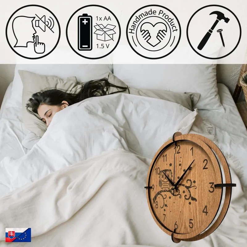 Drevené nástenné hodiny Sova na vetve – dubový dekor, tichý chod | SENTOP HDF0573-OAK