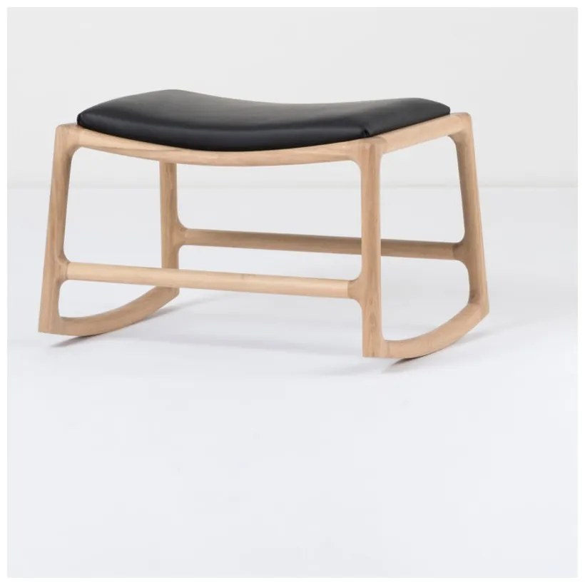 Podnožka s konštrukciou z masívneho dubového dreva s čiernym koženým detailom Gazzda Dedo