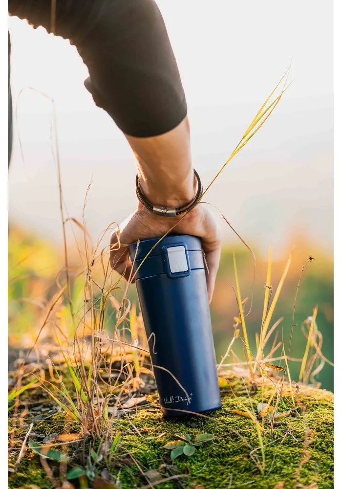 Tmavomodrý cestovný termohrnček Vialli Design Fuori, 400 ml