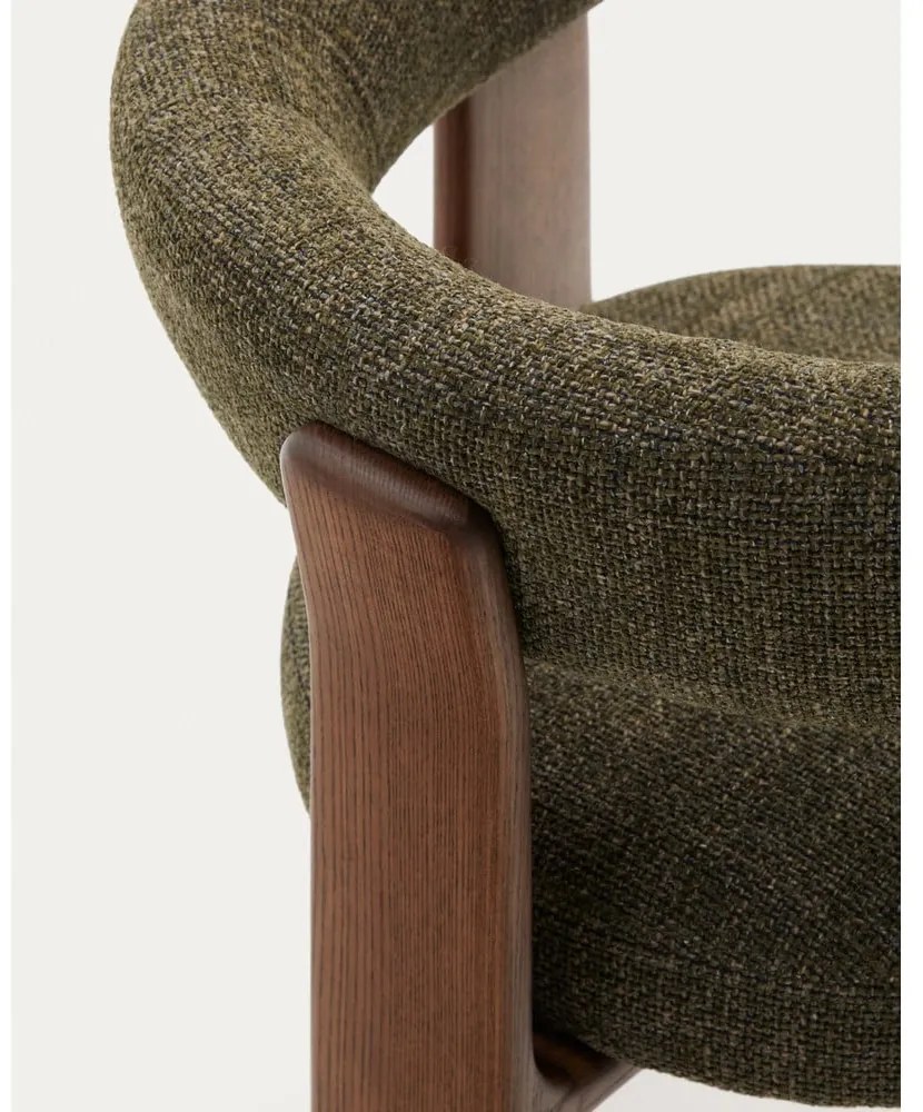 Khaki/hnedé jedálenské kreslo s podrúčkami z jaseňového dreva Granite – Kave Home