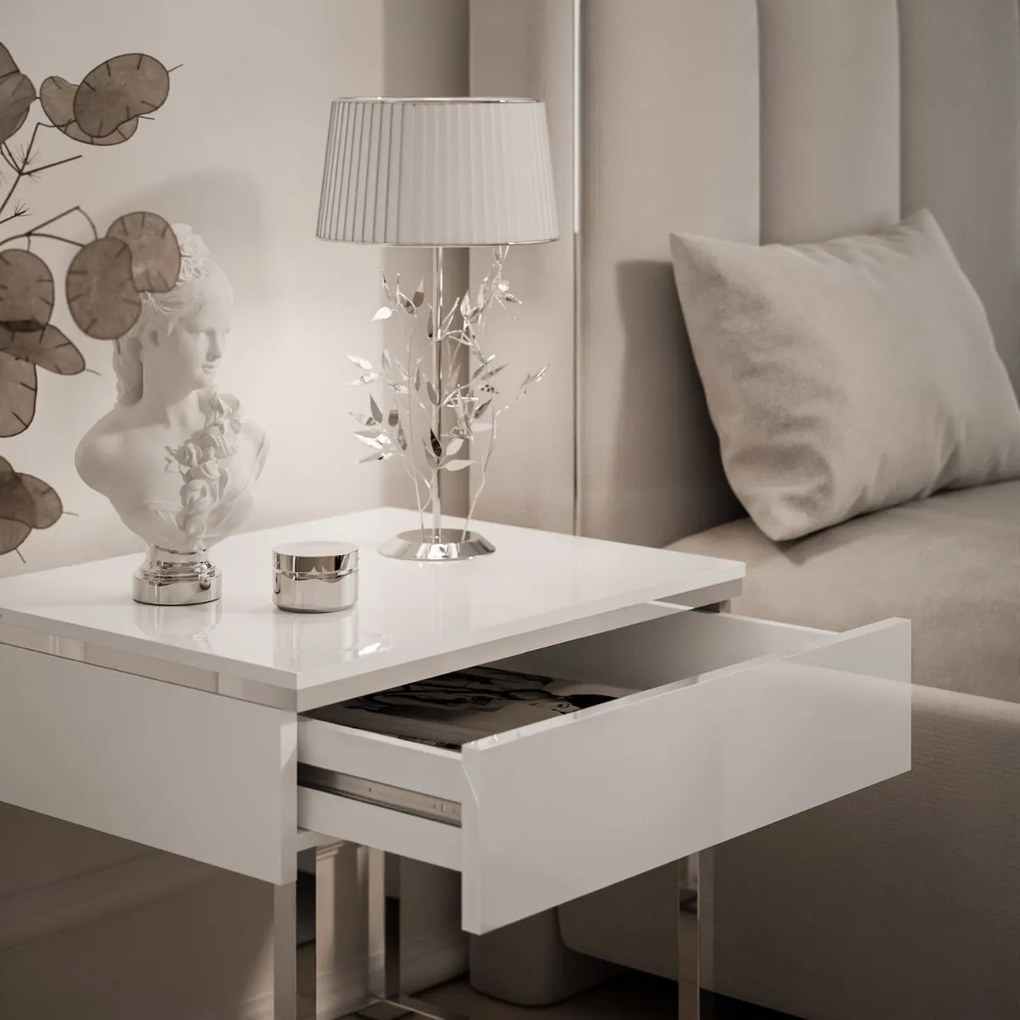NOČNÝ STOLÍK NESSIE BIELY LESK + STRIEBORNÝ PODSTAVEC