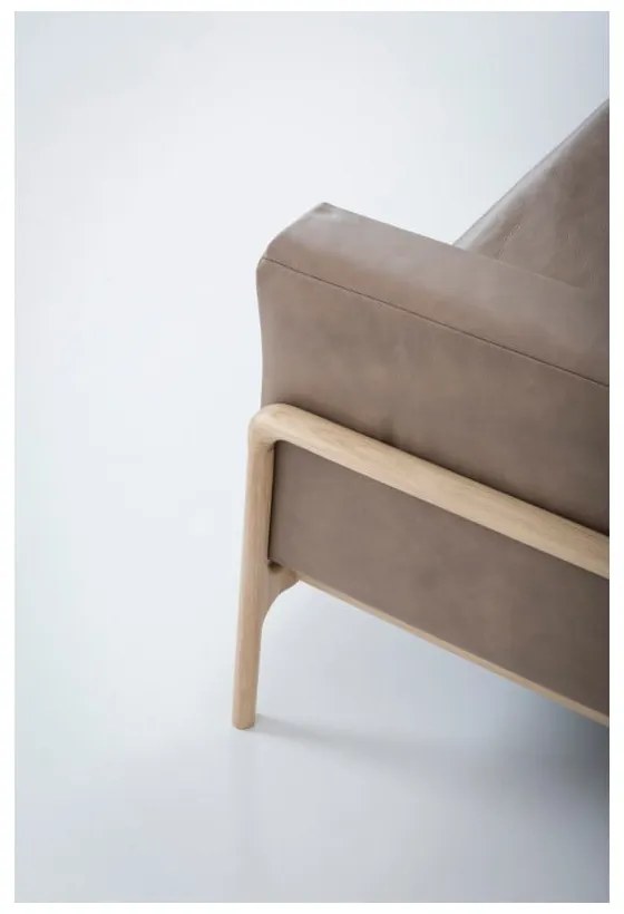 Svetlohnedá pohovka z byvolej kože s konštrukciou z dubového dreva Gazzda Fawn, 240 cm