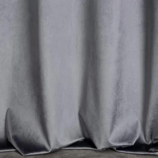Krásny sivý zamatový záves s orientálnou lesklou potlačou 140 x 250 cm