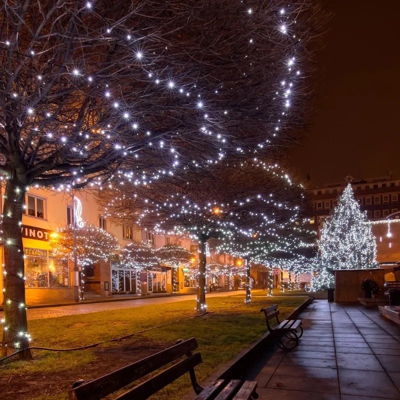 DECOLED Svetelná reťaz LED FLASH, 20 m, ľadovo biela, 120 diód, IP67, čierny kábel