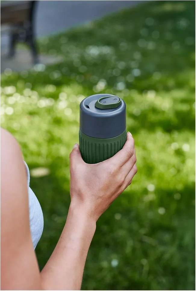 Zelený sklenený cestovný hrnček 340 ml – Black + Blum