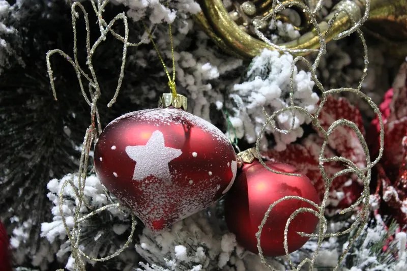 Červené vianočné ozdoby s bielou námrazou  4 ks
