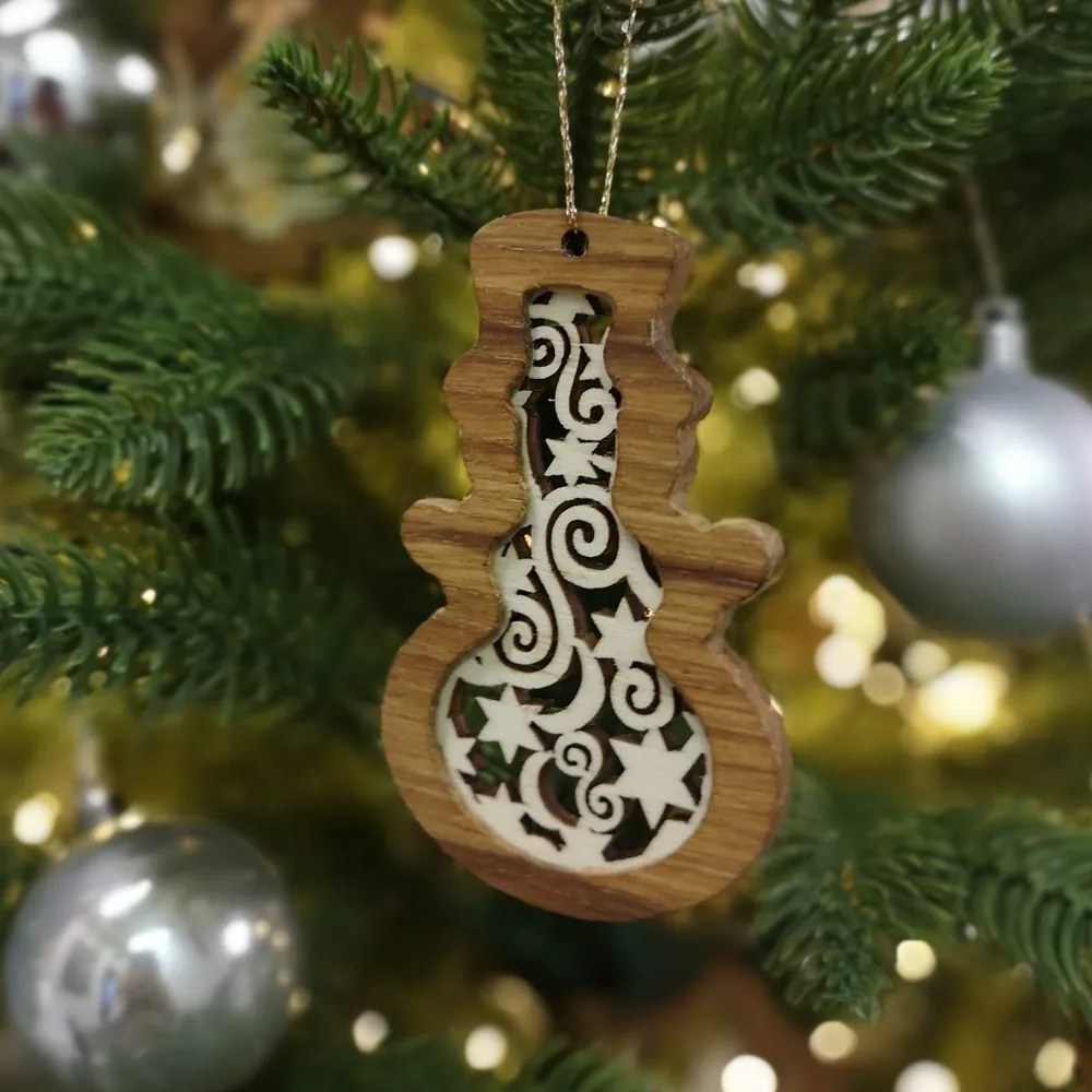 AMADEA Drevená ozdoba z masívu s vkladom - snehuliak s ornamentom 8 cm