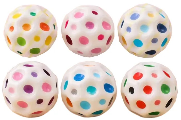 LEAN TOYS Loptička s jamkami na hnetenie, skákajúca 7 cm - biela