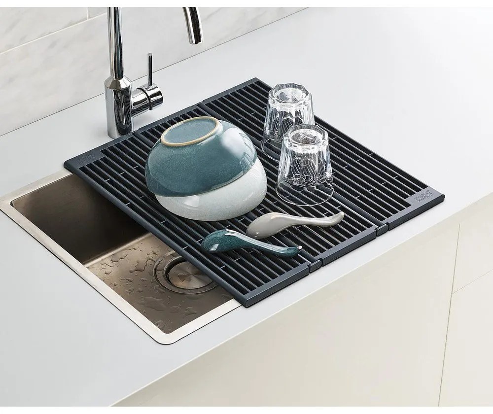 Sivá nastaviteľná plastová odkvapkávacia mriežka na drez 43x13 cm Platform – Joseph Joseph