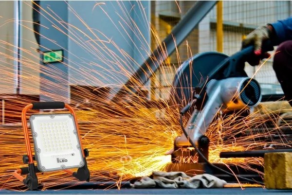 Nabíjateľný LED reflektor so stojanom, 50 W, 3,2 V, 4500 K, 5000 mAh, IP65, oranžový