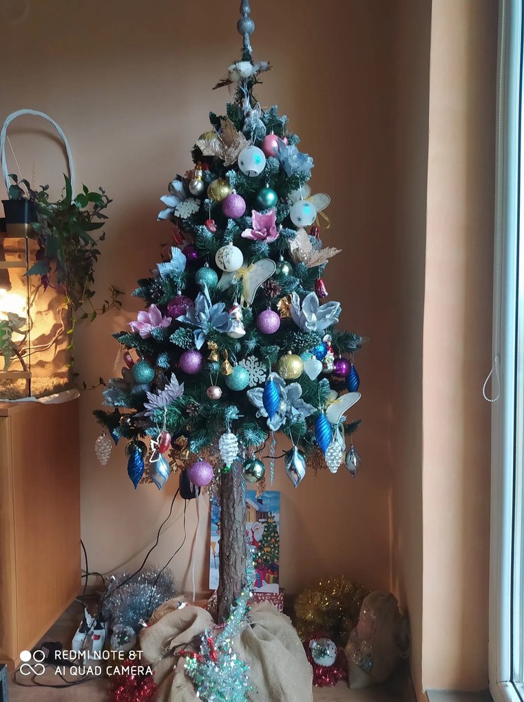 LEAN TOYS : VIANOČNÝ STROMČEK NA PNÍKU Z UMELEJ DIAMANTOVEJ BOROVICE 180 CM