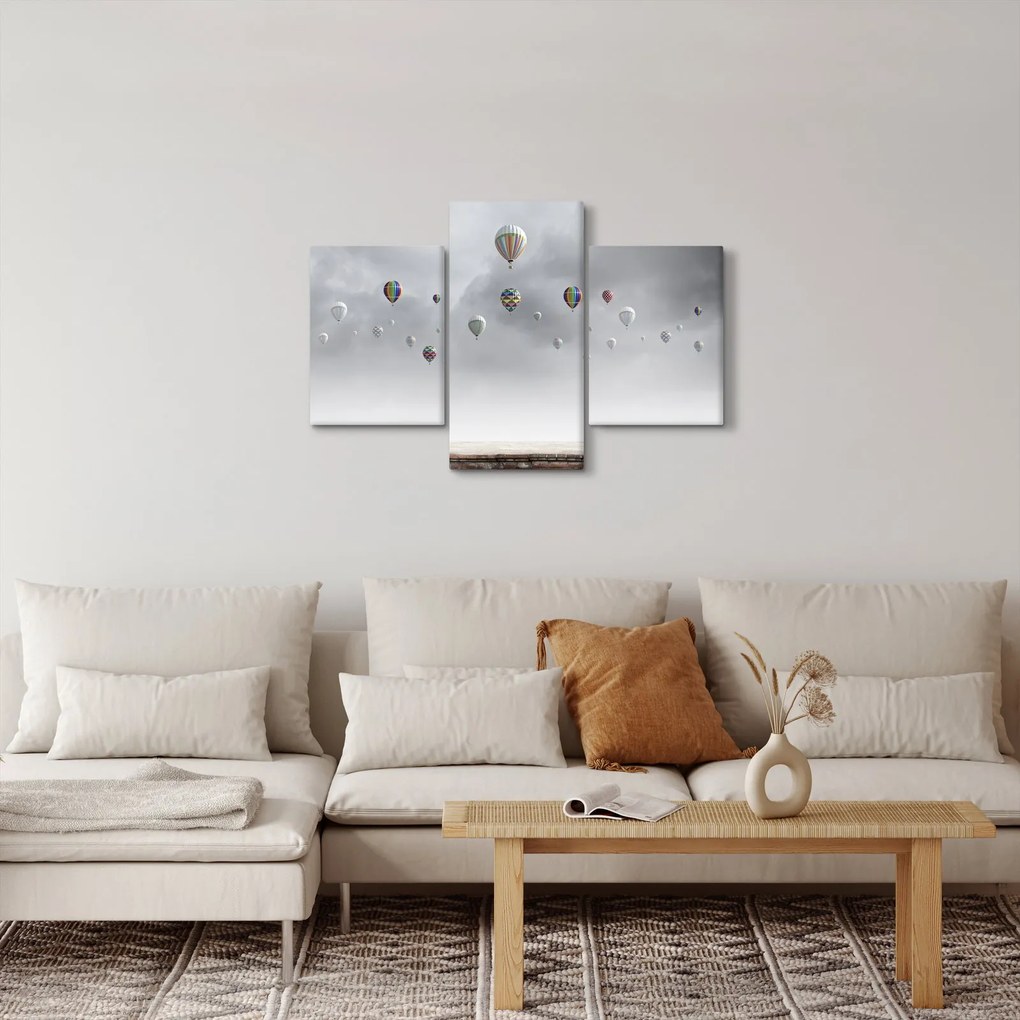 Obraz - Balóny nad tehlovou stenou (90x60 cm)