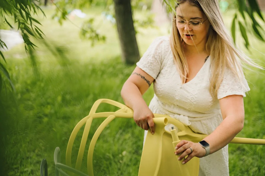 Béžová plastová stolička KATO