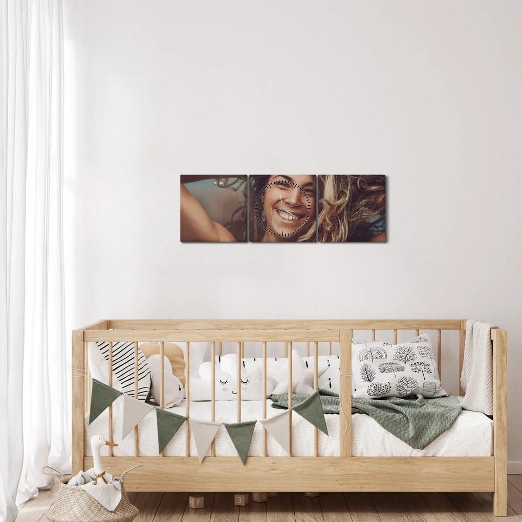 Obraz - Portrét mladej ženy (s hodinami) (90x30 cm)