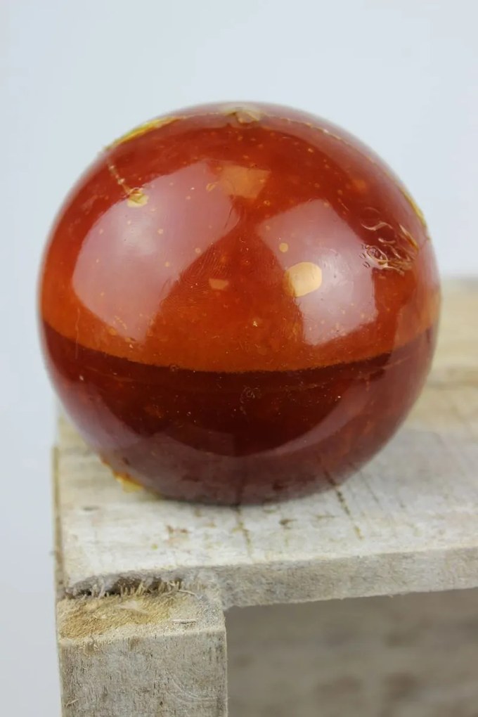 Hnedá voňavá sviečka v tvare gule 9 cm