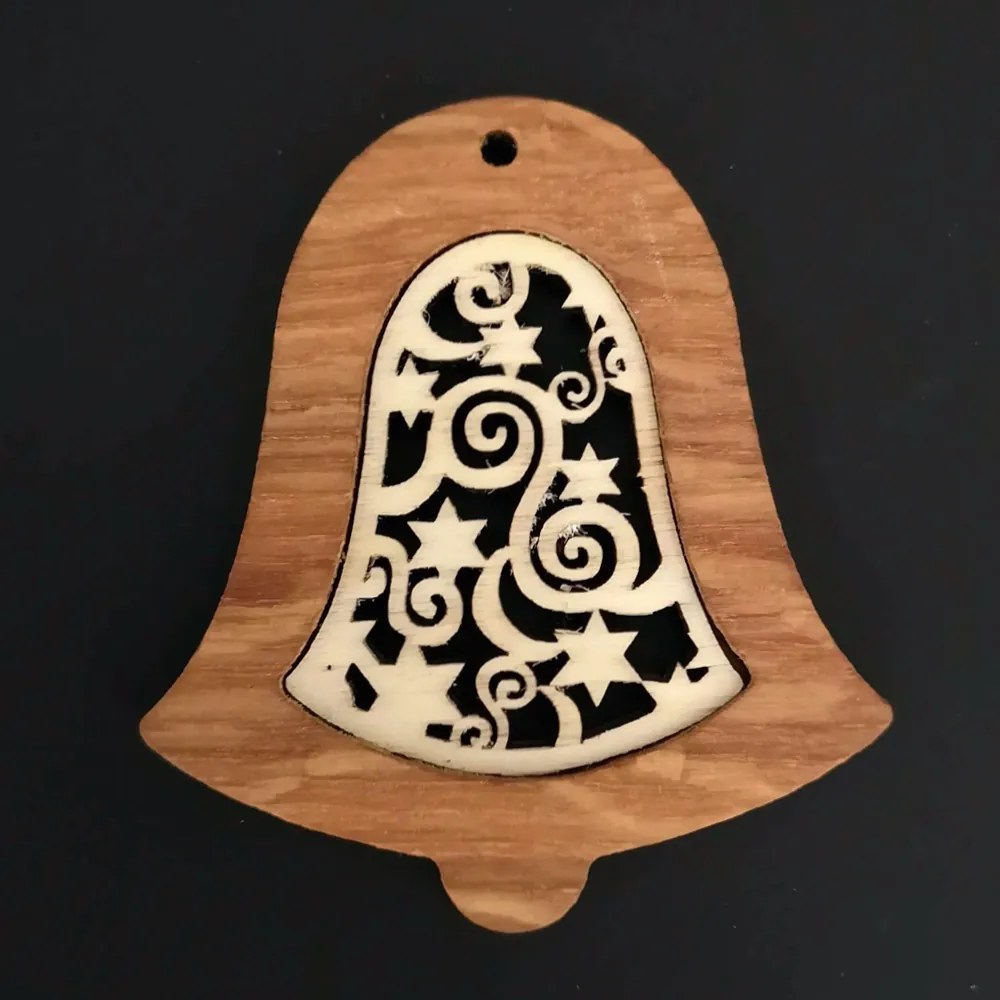 AMADEA Drevená ozdoba z masívu s vkladom - zvonček s ornamentom 8 cm