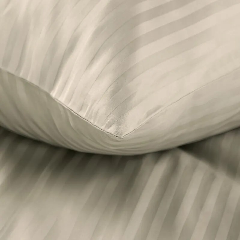 Dekorstudio Saténové posteľné obliečky VERA s jemnými prúžkami v béžovej farbe Rozmer posteľných obliečok: Šírka x Dĺžka: 140x200cm + 1ks 70x80 cm