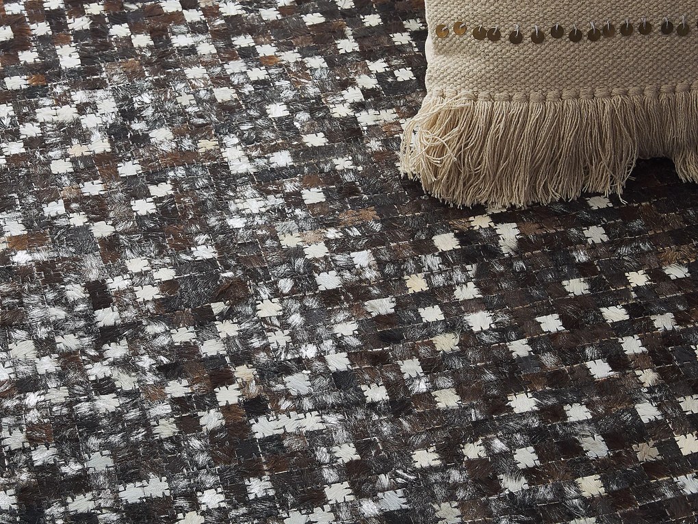 Kožený koberec 140 x 200 cm hnedý AKKESE Beliani
