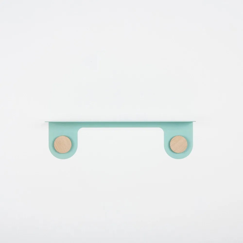Nástenná zelená polica z ocele s detailom z dubového dreva s 2 háčikmi Gazzda Hook, dĺžka 50 cm
